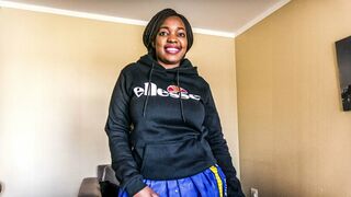 Afrikanske college pige på udkig efter arbejde for hendes studier