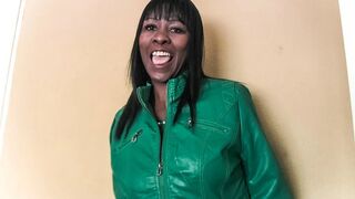 Black milf med et falsk job interview med en hvid pik fucked up og ansigt op