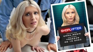Emma Rosie siger, hun er uskyldig, men hun er hurtig til at bekende sine synder og hente betjentens pik