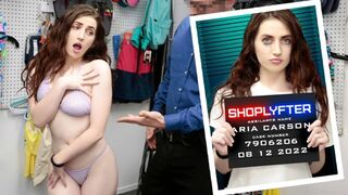 Pervers betjent trækker Aria Carsons lilla g-streng og knepper hende hårdt på bordet