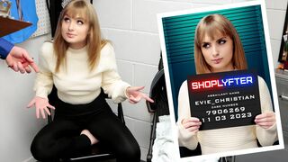 Evie bliver knaldet med klapvognen for butikstyveri og bliver afhørt