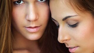 Hot lesbiske kram af Alexis Crystal og Antonia Sainz