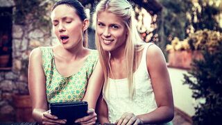 Sweet Cat fingre give hendes ven Nataly von en orgasme