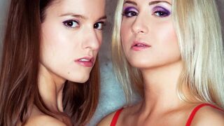 Hot lesbiske sucking af Cayla Lions og Silvie Luca