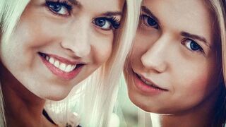Hot lesbiske kram af modne blondiner med Lena Love og Violette Pink