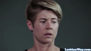 Hot lesbiske orgie med rød teenager og milf